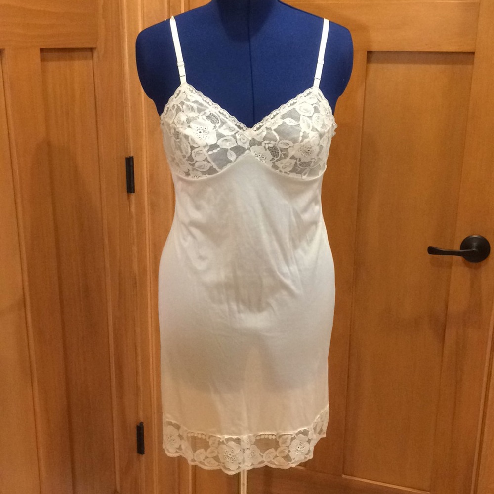 VTG Vanity Fair Lace-Trimmed Ivory Chemise S